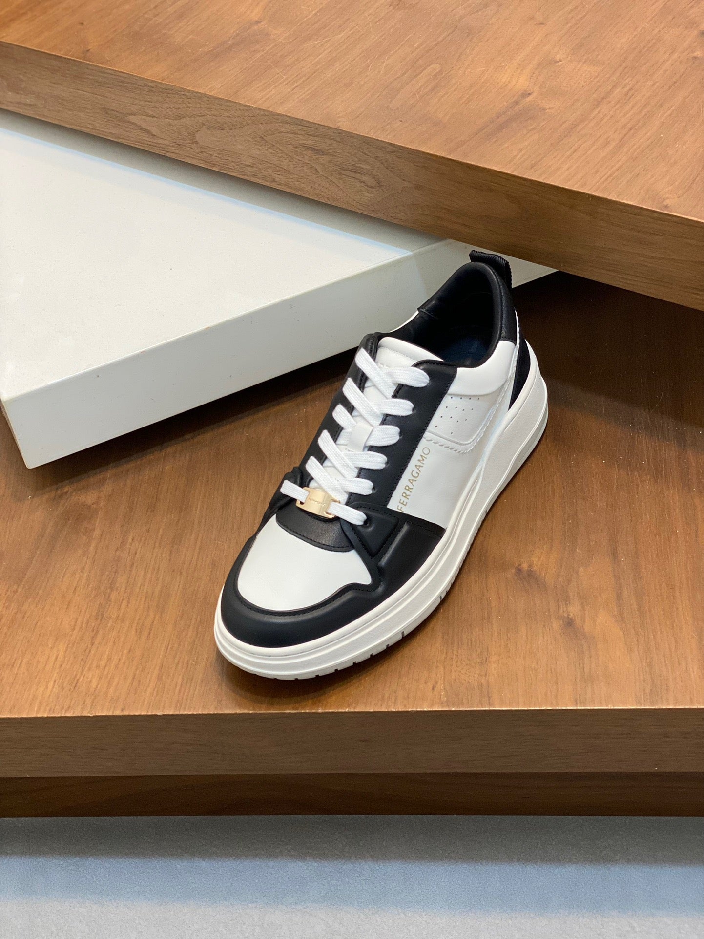 FERRAGAMO Panelled Sneakers (VARIOS COLORES)