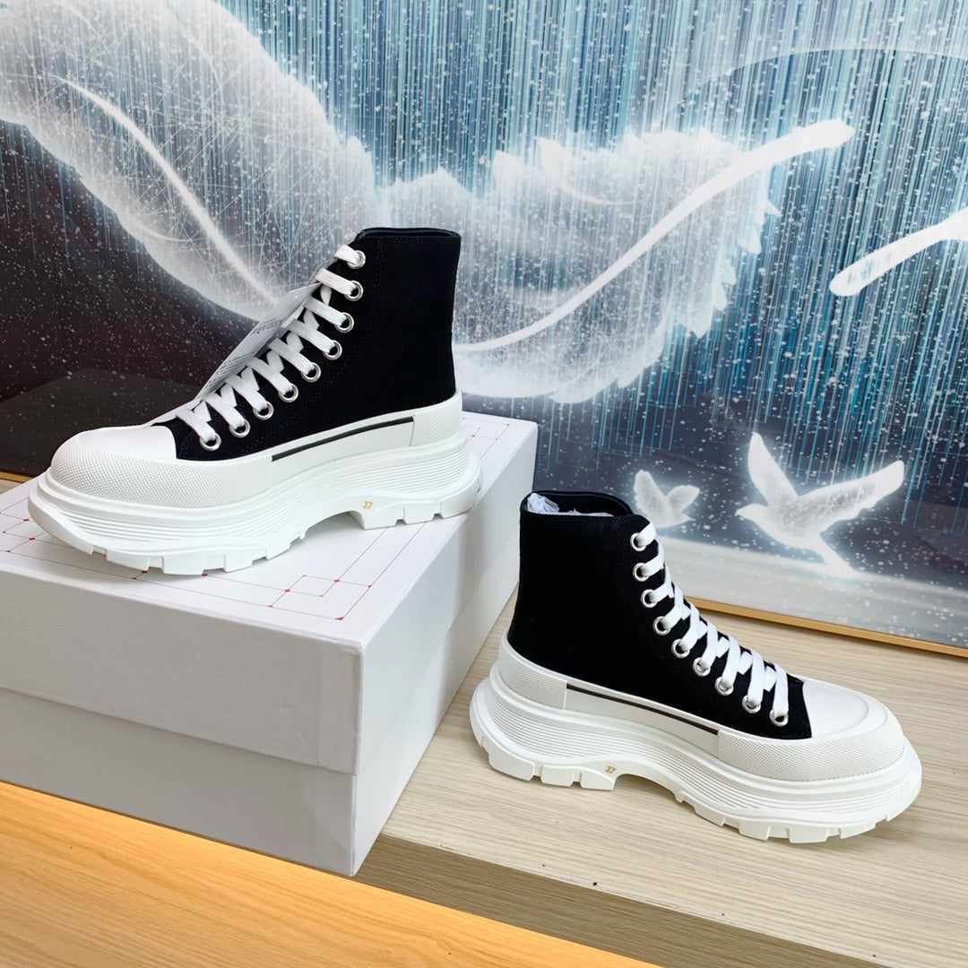 Alexander McQueen Tread Slick Boot in Black/white